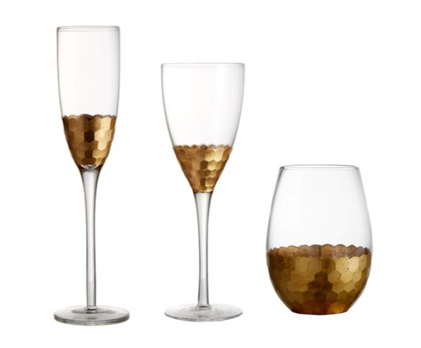 https://www.home-designing.com/wp-content/uploads/2016/01/gold-accent-wine-glass-set-600x496.jpg