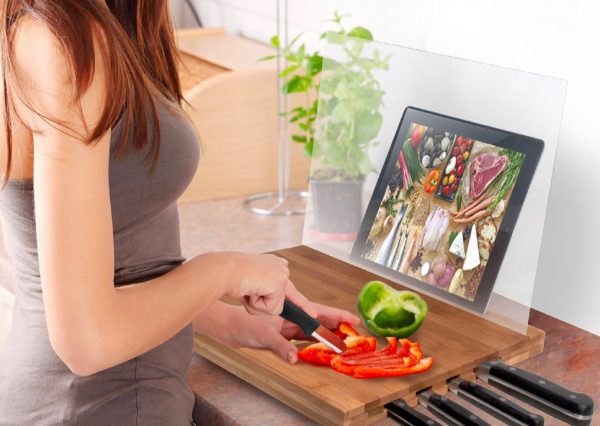 https://www.home-designing.com/wp-content/uploads/2016/08/cutting-board-with-tablet-holder-600x426.jpg