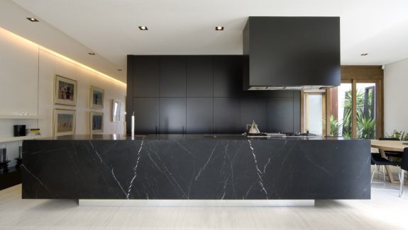 35 Stunning Black Kitchens That Tempt You To Go Dark For Your Next Remodel