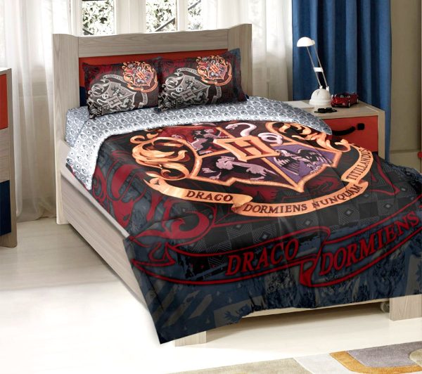 Kids Will Love This: How To Decorate a Bedroom Like Hogwarts - Red