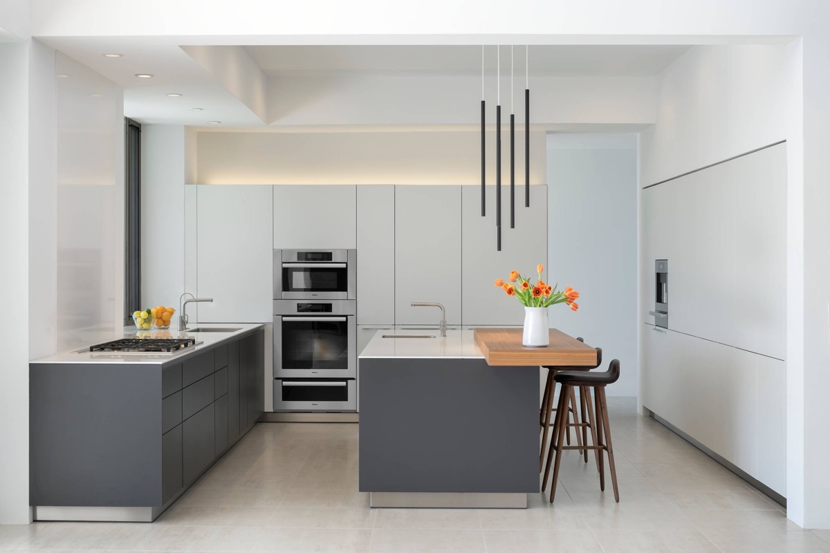 https://www.home-designing.com/wp-content/uploads/2016/11/white-grey-kitchen-kitchen-wind-chime-lighting.jpg