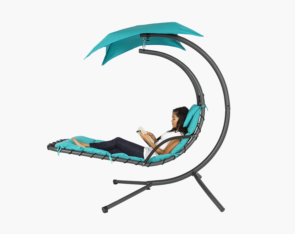 Swinging outdoor chaise lounge