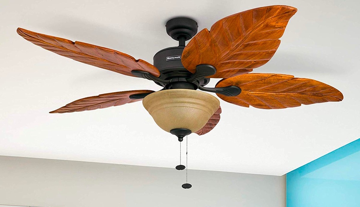 Leaf blade ceiling fan with light