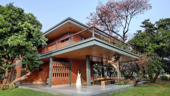 An Exquisite Weekend House In A Sapota Plantation In Northern India [Video]