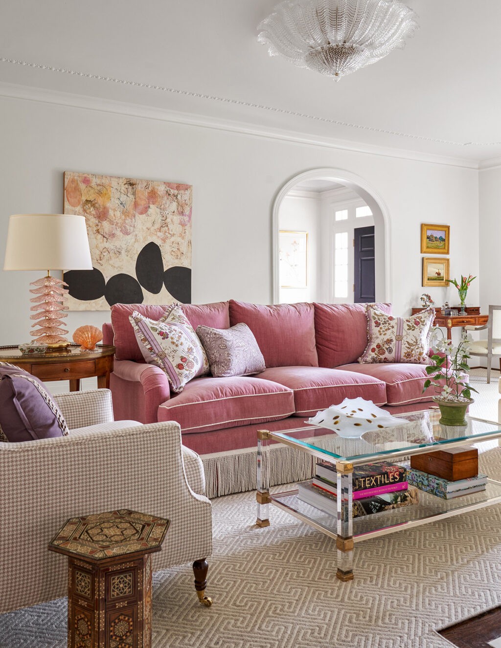 pink couch living room | Interior Design Ideas