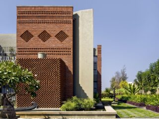 40 Red Brick Houses That Push the Boundaries of Architectural Ingenuity