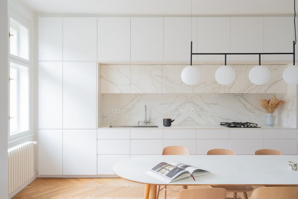 sleek pendant light in kitchen