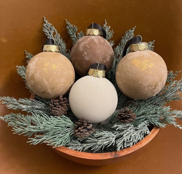 Neutral ceramic ornaments